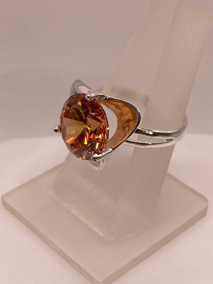 Anillo Elegante de Plata con Zirconia Dorada Corte Redondo Diseño Moderno, vista lateral