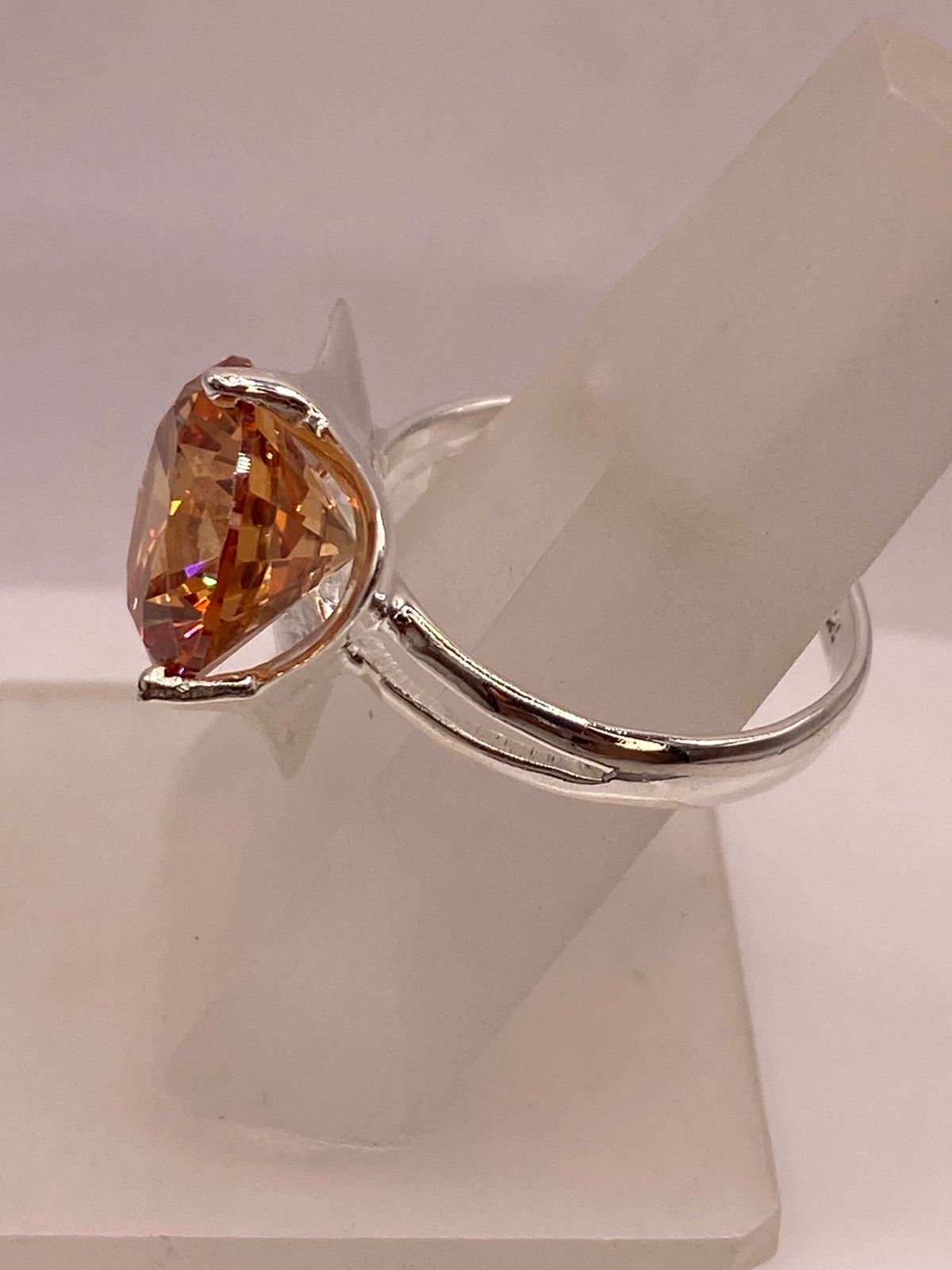 Anillo Elegante de Plata con Zirconia Dorada Corte Redondo Diseño Moderno, vista superior