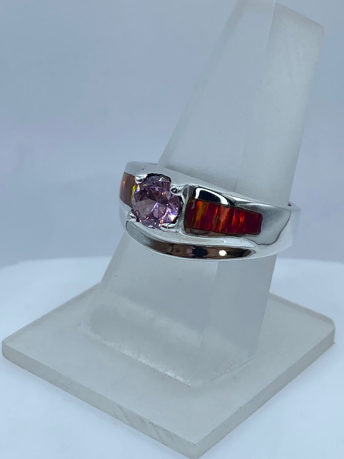 Anillo Elegante de Plata .950 con Ópalo de Fuego y Zirconia Rosa, vista lateral