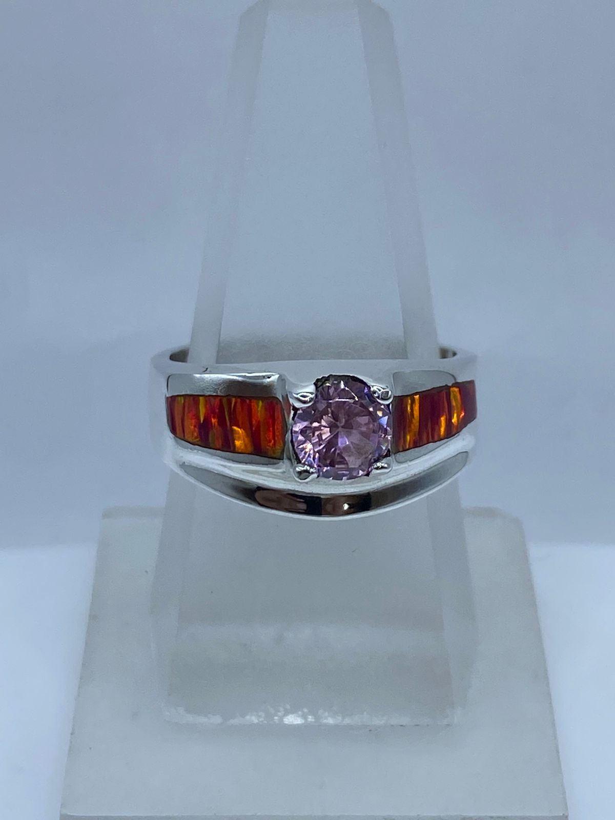Anillo Elegante de Plata .950 con Ópalo de Fuego y Zirconia Rosa, vista de detalle