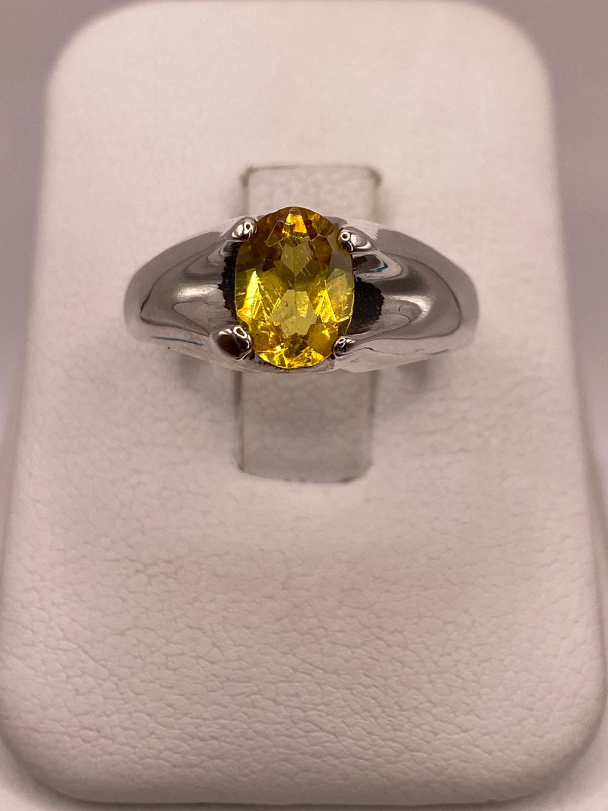 Anillo Elegante con Zirconia Amarilla en Plata Ley 925, vista frontal