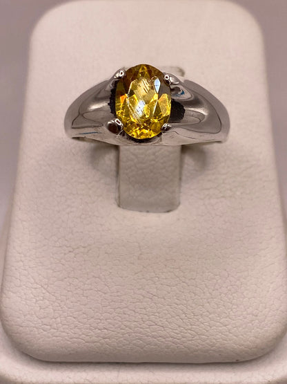 Anillo Elegante con Zirconia Amarilla en Plata Ley 925, vista de detalle
