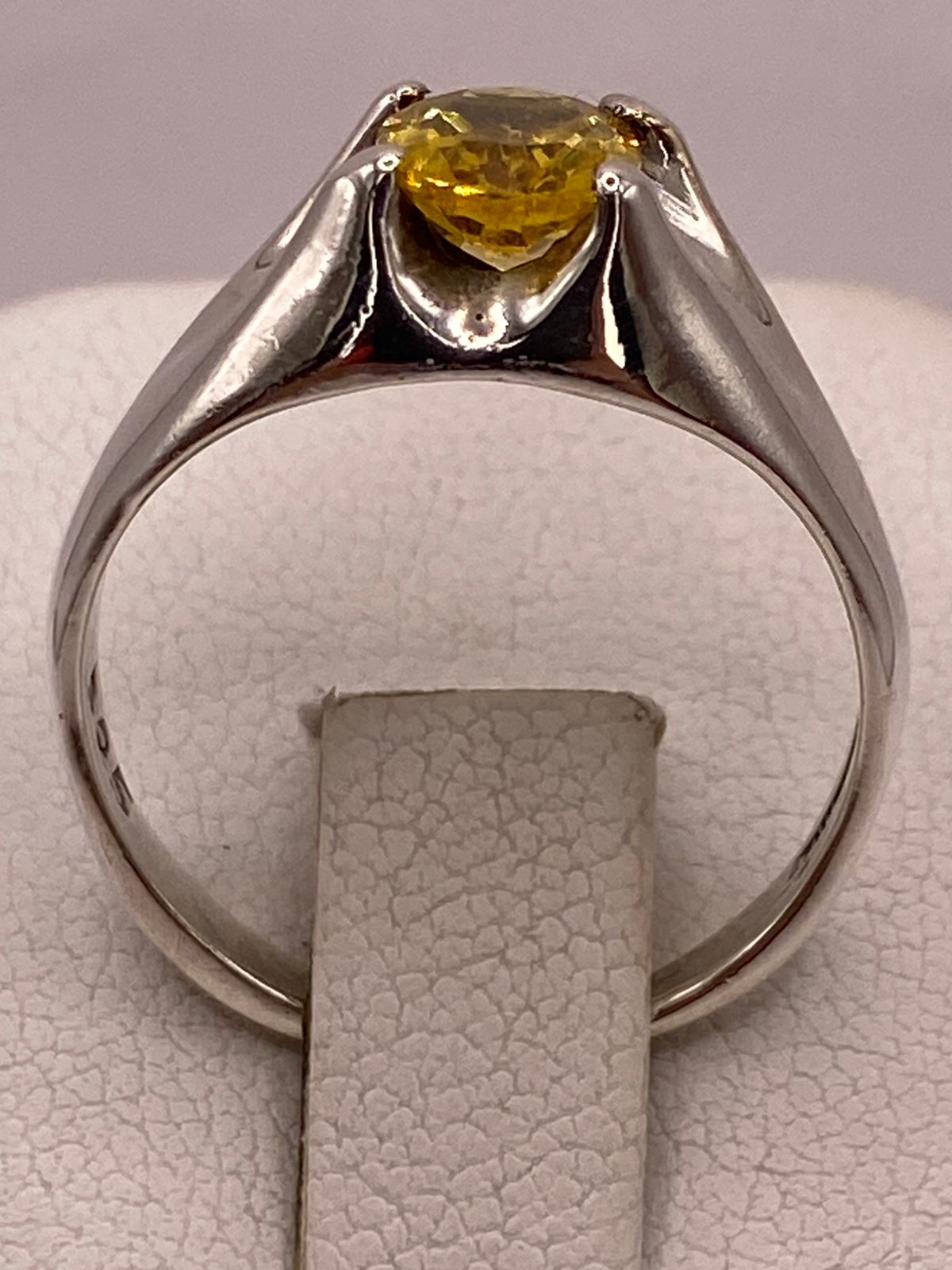 Anillo Elegante con Zirconia Amarilla en Plata Ley 925, vista posterior