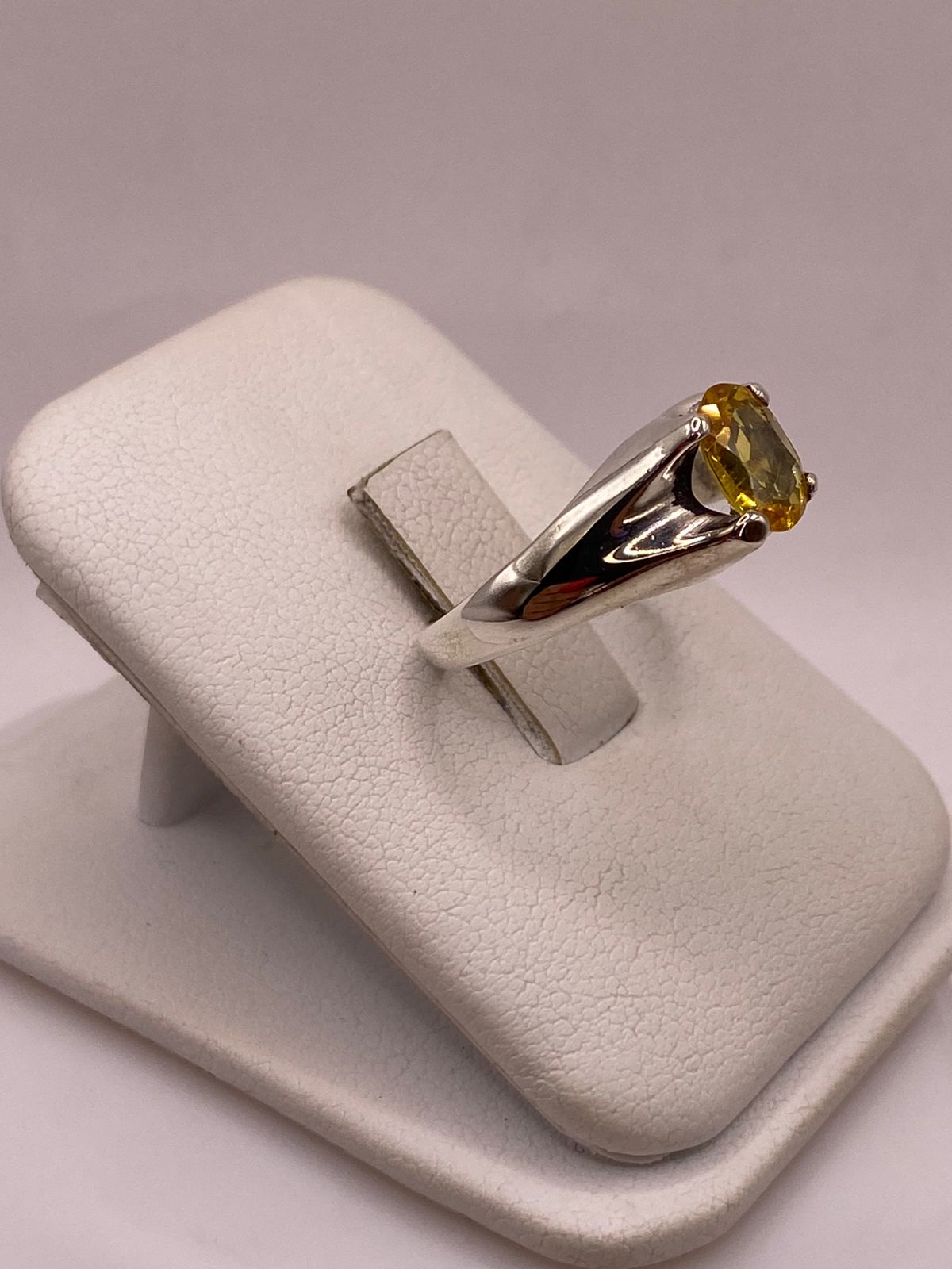 Anillo Elegante con Zirconia Amarilla en Plata Ley 925, vista lateral