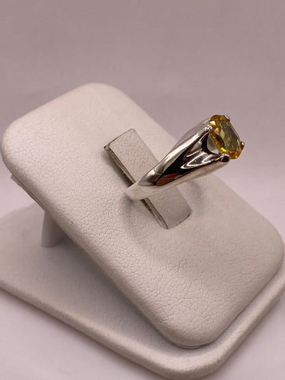 Anillo Elegante con Zirconia Amarilla en Plata Ley 925, vista lateral