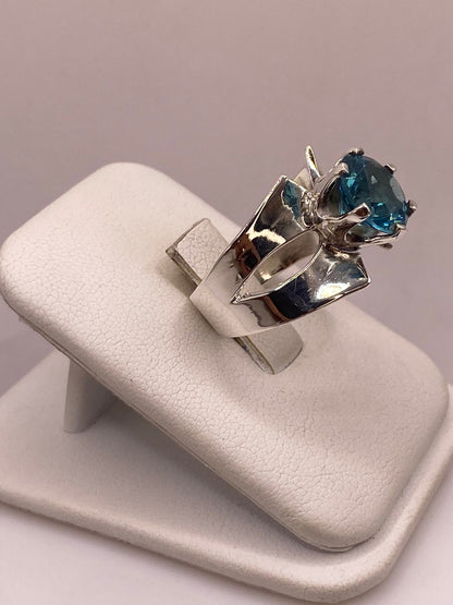 Anillo Elegante con Zirconia Azul en Plata Ley 925, vista lateral