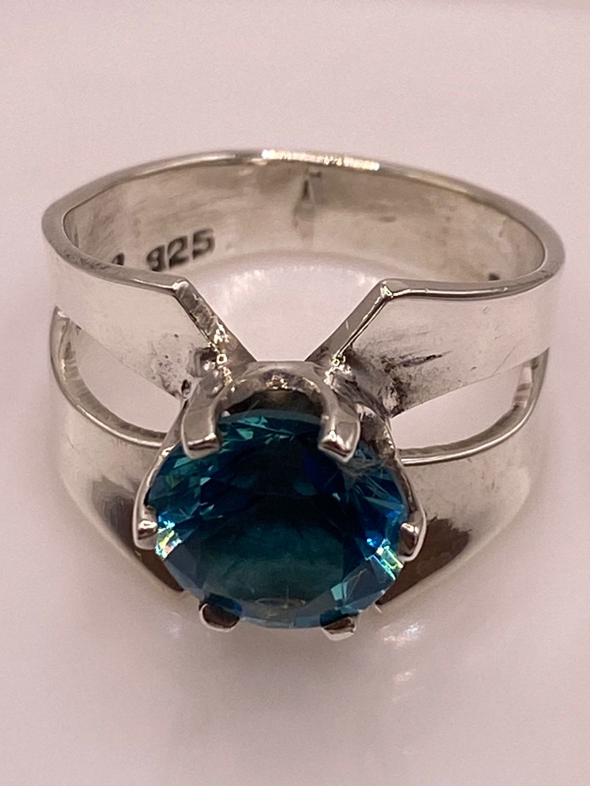 Anillo Elegante con Zirconia Azul en Plata Ley 925, sello de autenticidad Plata Ley .925