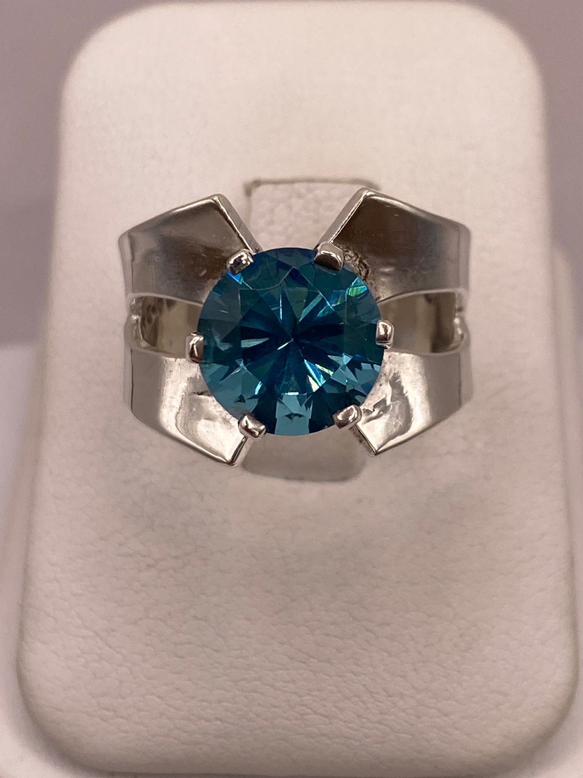 Anillo Elegante con Zirconia Azul en Plata Ley 925, vista frontal