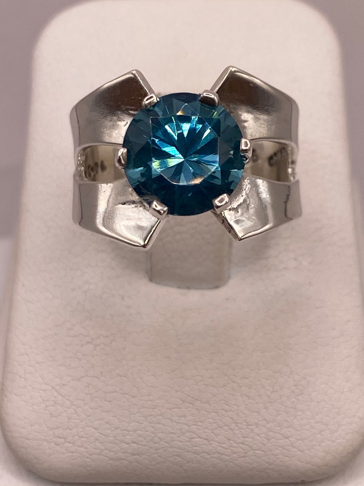 Anillo Elegante con Zirconia Azul en Plata Ley 925, vista superior