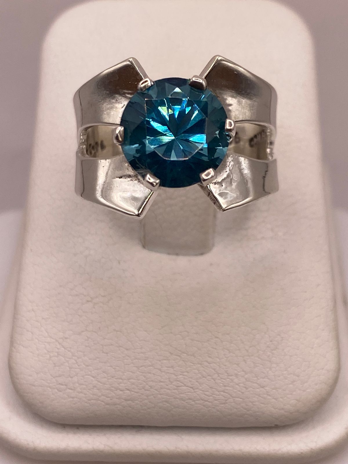 Anillo Elegante con Zirconia Azul en Plata Ley 925, vista de detalle