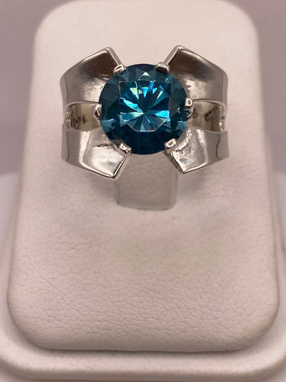 Anillo Elegante con Zirconia Azul en Plata Ley 925, vista de detalle