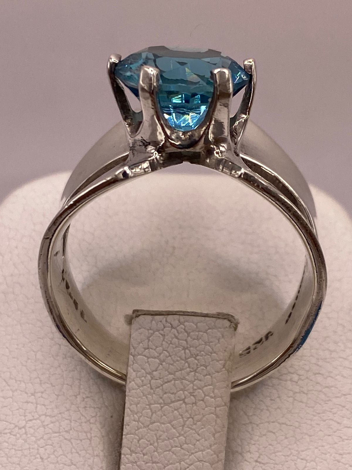 Anillo Elegante con Zirconia Azul en Plata Ley 925, vista posterior