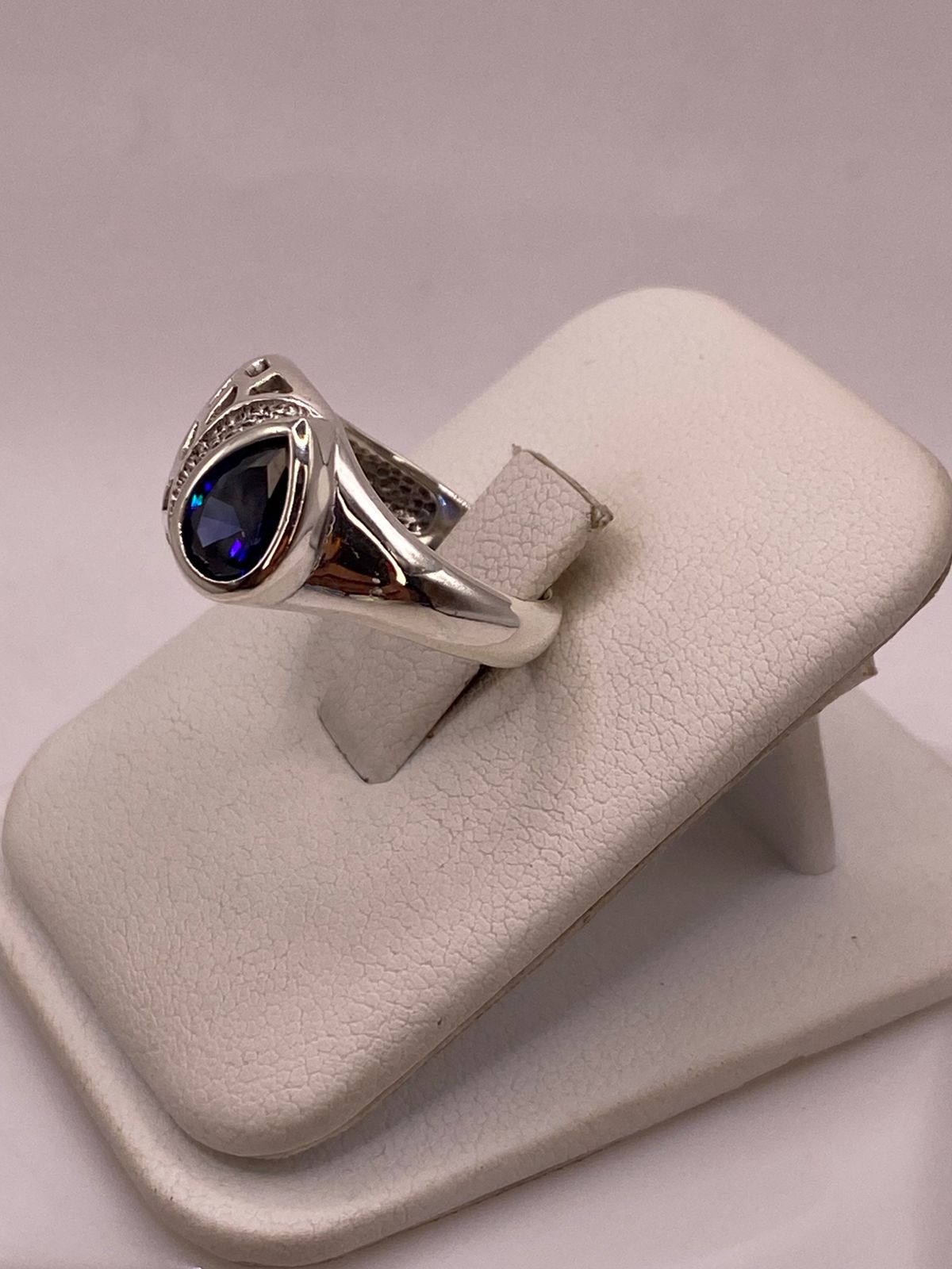 Anillo Elegante con Zirconia Azul en Plata Ley 950, vista de detalle