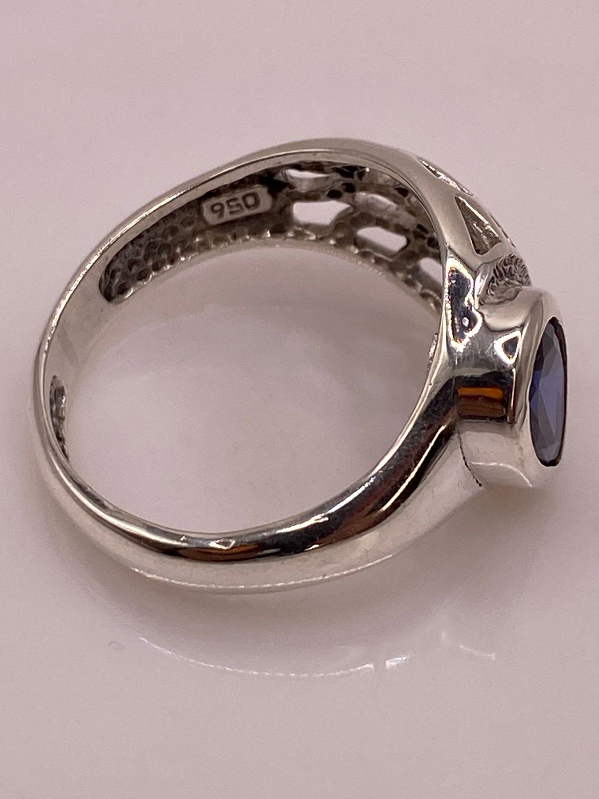 Anillo Elegante con Zirconia Azul en Plata Ley 950, sello de autenticidad Plata Ley .925