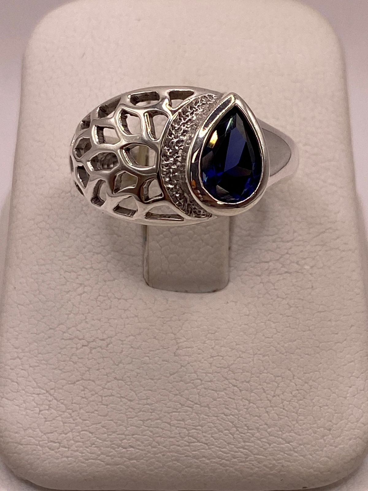 Anillo Elegante con Zirconia Azul en Plata Ley 950, vista frontal