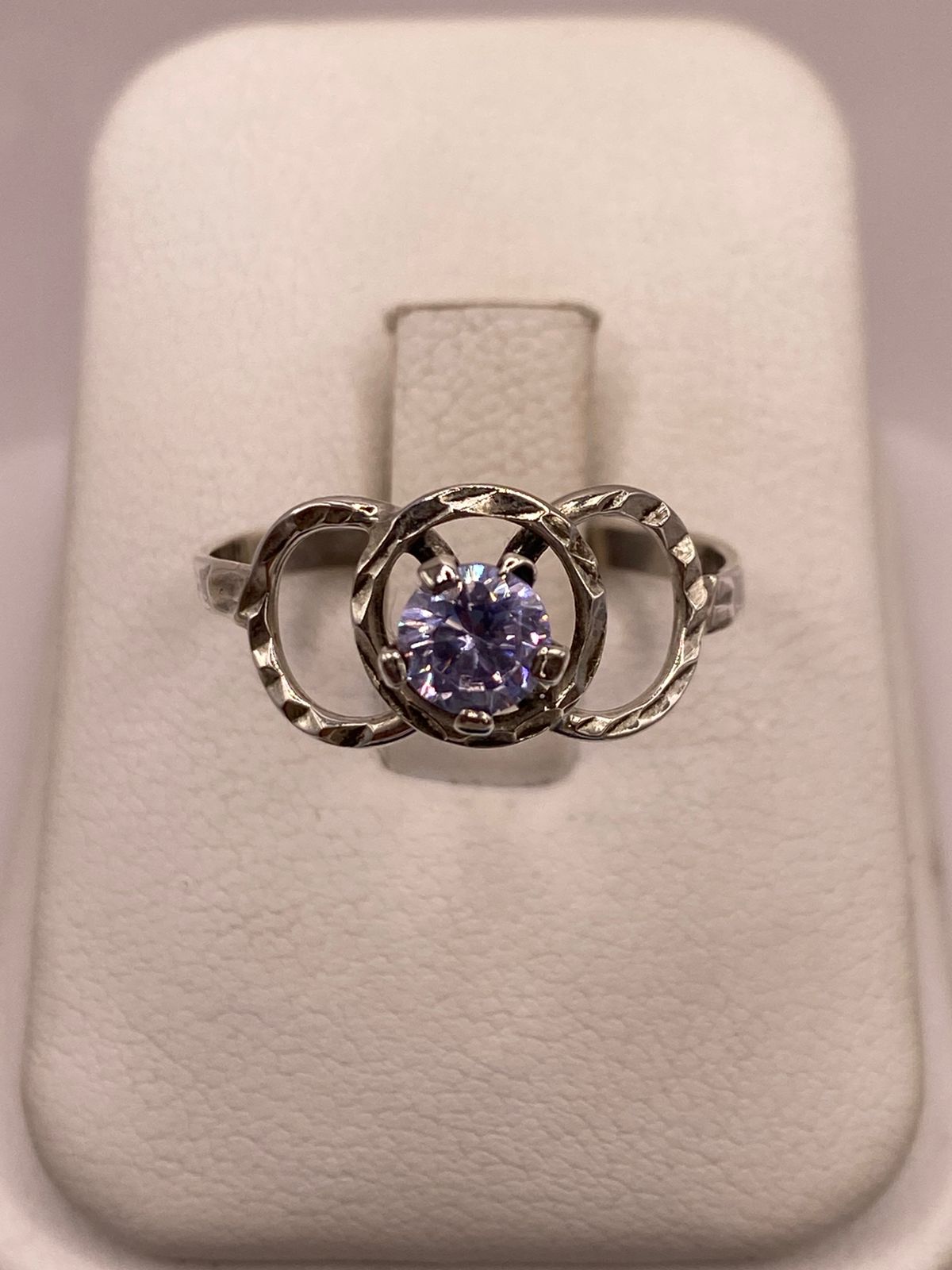 Anillo Elegante con Zirconia Lila en Plata Ley 925 — ángulo diagonal