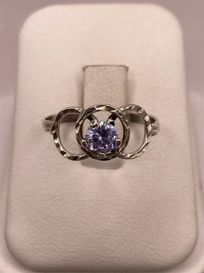 Anillo Elegante con Zirconia Lila en Plata Ley 925 — ángulo diagonal
