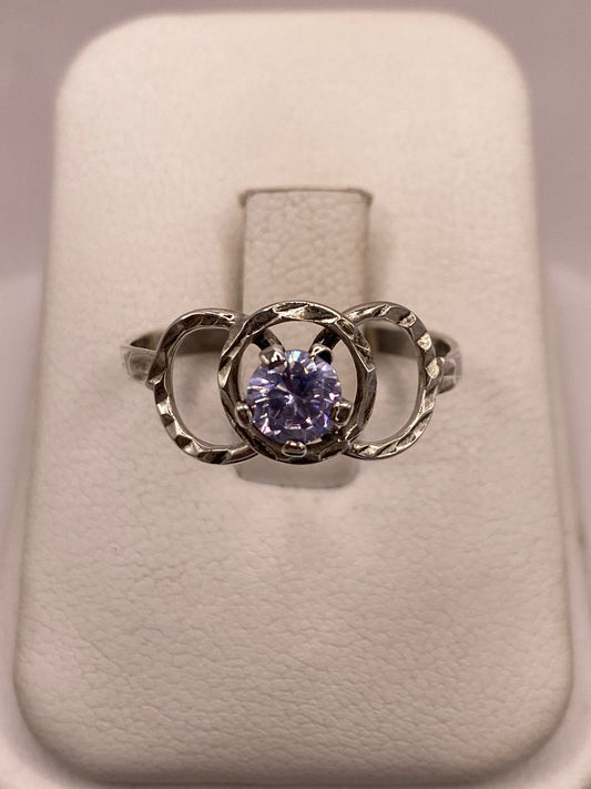Anillo Elegante con Zirconia Lila en Plata Ley 925 — ángulo diagonal