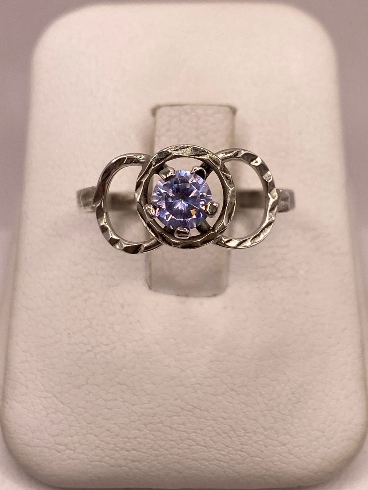 Anillo Elegante con Zirconia Lila en Plata Ley 925, vista frontal