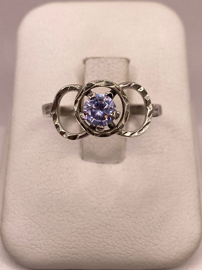 Anillo Elegante con Zirconia Lila en Plata Ley 925, vista frontal