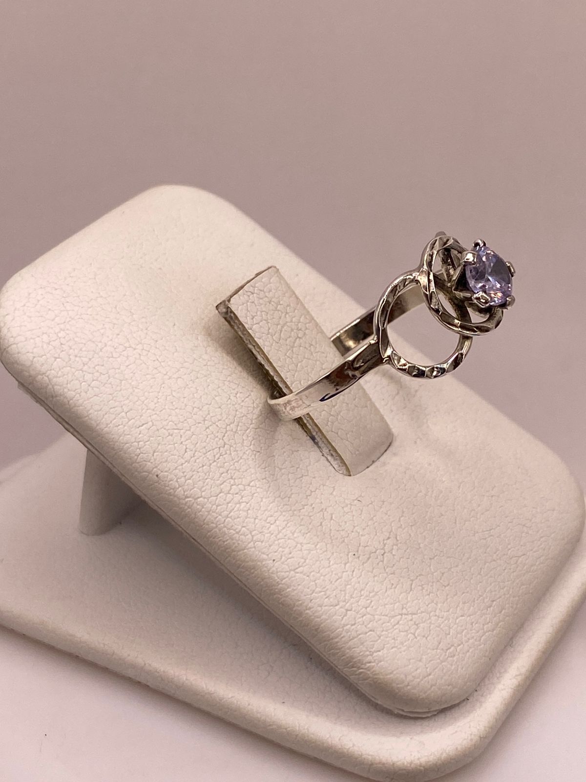 Anillo Elegante con Zirconia Lila en Plata Ley 925, vista lateral