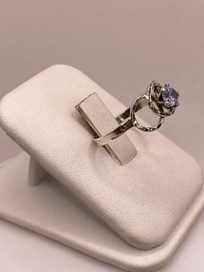 Anillo Elegante con Zirconia Lila en Plata Ley 925, vista lateral