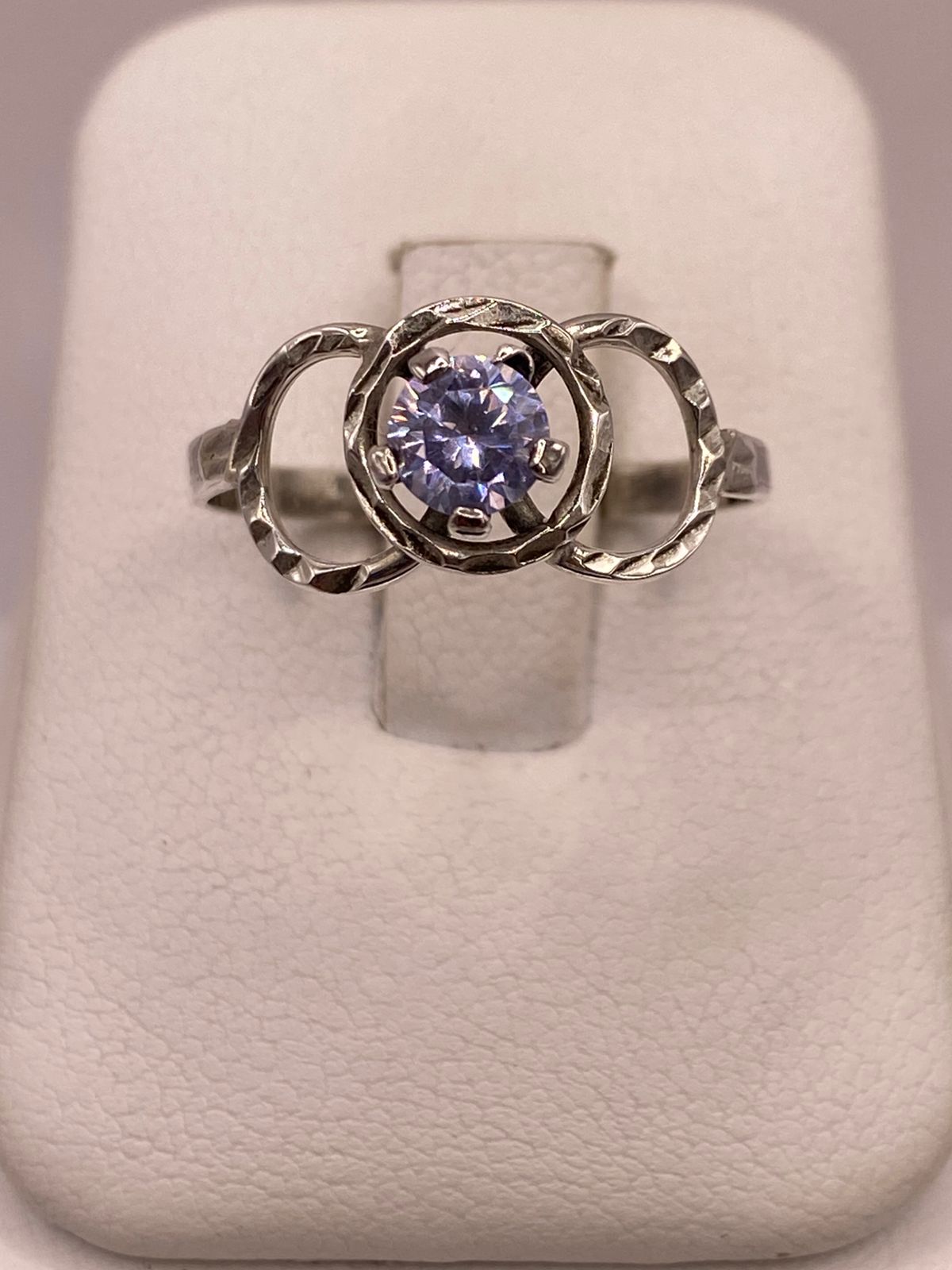 Anillo Elegante con Zirconia Lila en Plata Ley 925, vista de detalle