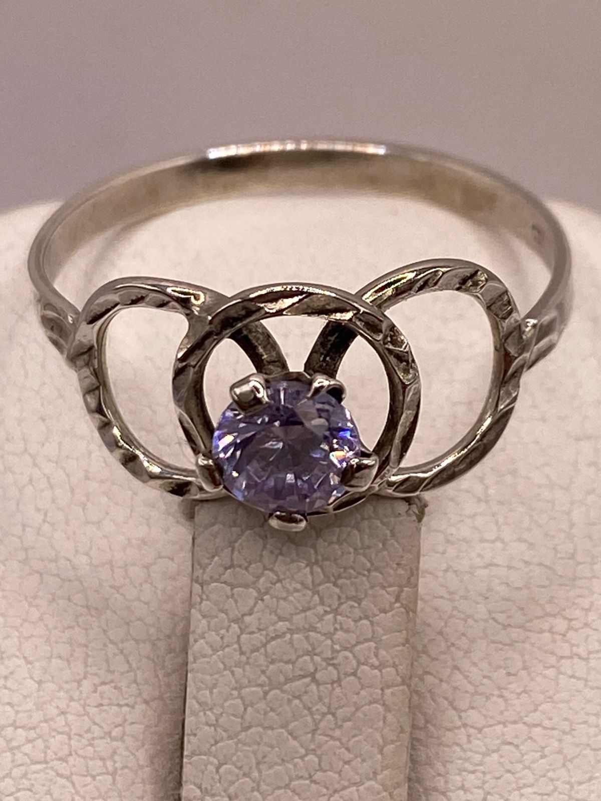 Anillo Elegante con Zirconia Lila en Plata Ley 925, sello de autenticidad Plata Ley .925