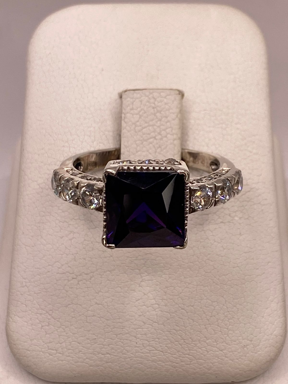 Anillo Elegante con Zirconia Morada en Corte Cuadrado en Plata Ley 925, vista de detalle