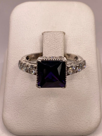 Anillo Elegante con Zirconia Morada en Corte Cuadrado en Plata Ley 925, vista de detalle