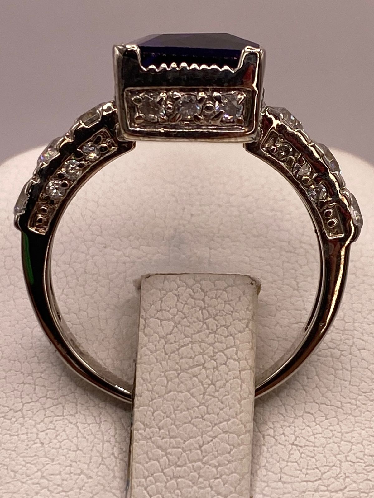 Anillo Elegante con Zirconia Morada en Corte Cuadrado en Plata Ley 925, vista posterior