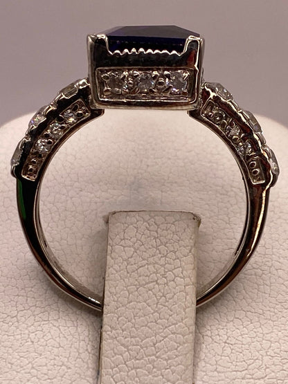 Anillo Elegante con Zirconia Morada en Corte Cuadrado en Plata Ley 925, vista posterior