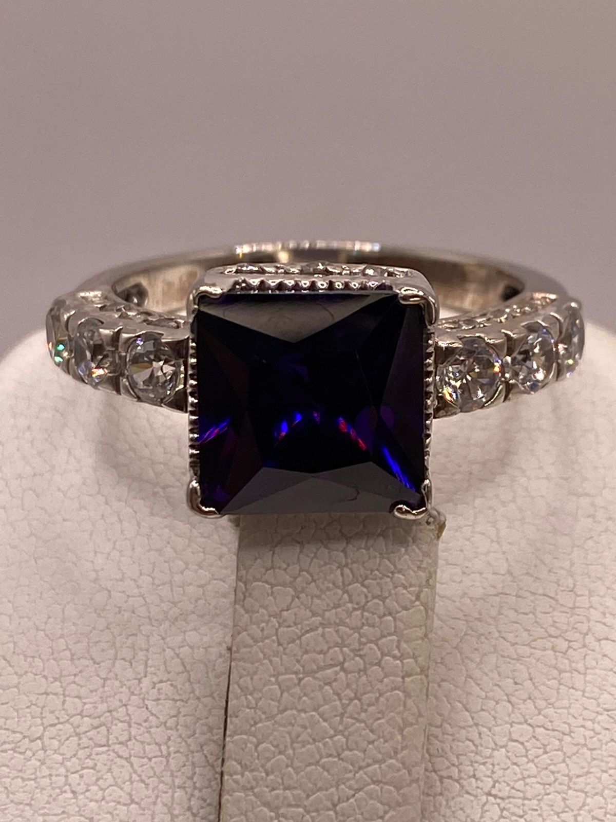 Anillo Elegante con Zirconia Morada en Corte Cuadrado en Plata Ley 925, sello de autenticidad Plata Ley .925