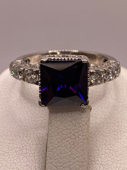Anillo Elegante con Zirconia Morada en Corte Cuadrado en Plata Ley 925, sello de autenticidad Plata Ley .925