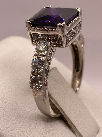 Anillo Elegante con Zirconia Morada en Corte Cuadrado en Plata Ley 925, vista superior