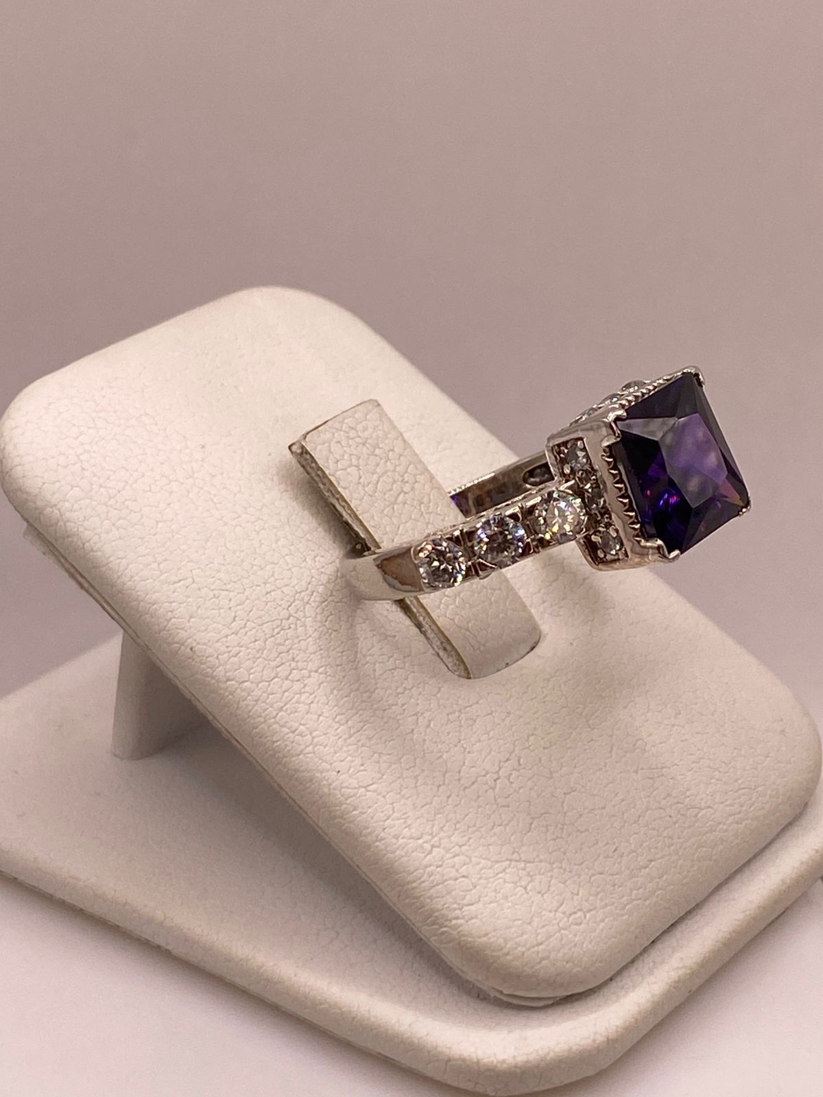 Anillo Elegante con Zirconia Morada en Corte Cuadrado en Plata Ley 925, vista lateral