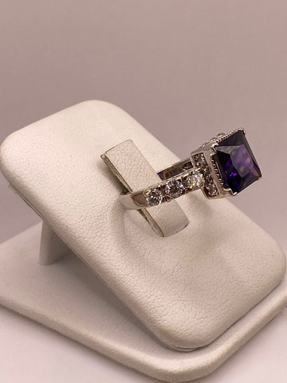 Anillo Elegante con Zirconia Morada en Corte Cuadrado en Plata Ley 925, vista lateral