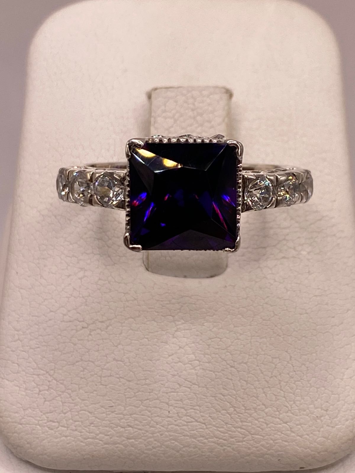 Anillo Elegante con Zirconia Morada en Corte Cuadrado en Plata Ley 925 — detalle de acabado