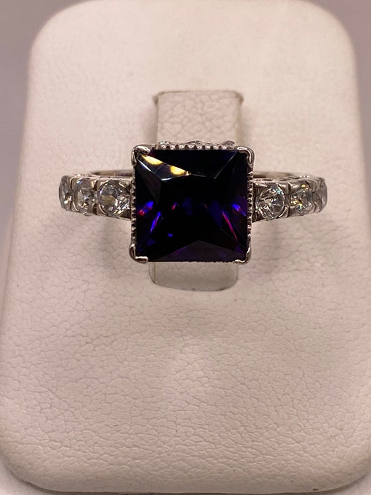 Anillo Elegante con Zirconia Morada en Corte Cuadrado en Plata Ley 925 — detalle de acabado