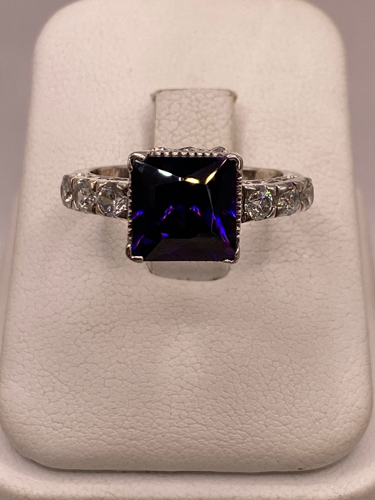 Anillo Elegante con Zirconia Morada en Corte Cuadrado en Plata Ley 925, vista frontal