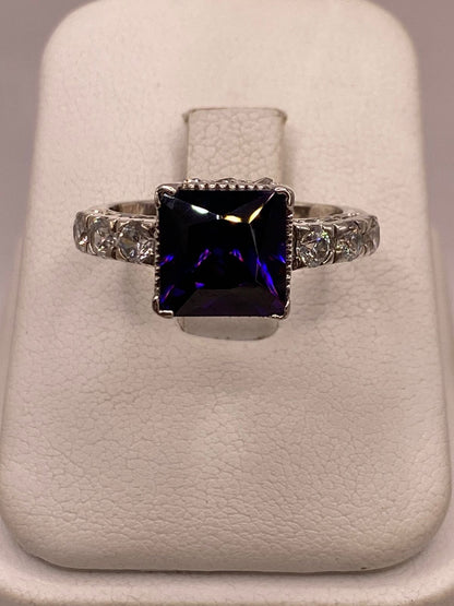 Anillo Elegante con Zirconia Morada en Corte Cuadrado en Plata Ley 925, vista frontal