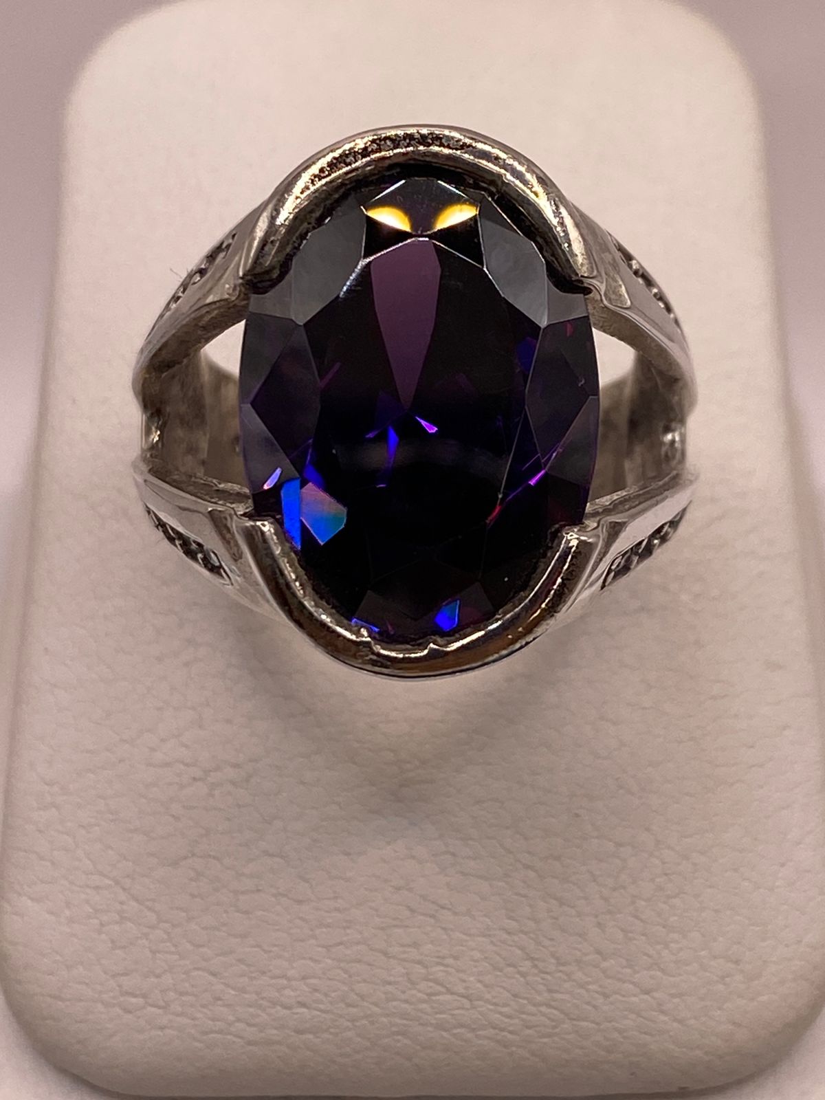 Anillo Elegante con Zirconia Morada Intensa en Plata Ley 925 en báscula mostrando peso