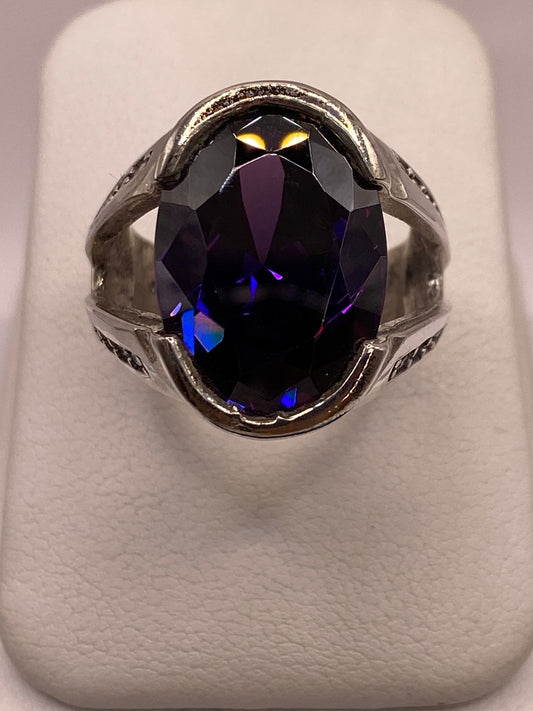 Anillo Elegante con Zirconia Morada Intensa en Plata Ley 925 en báscula mostrando peso