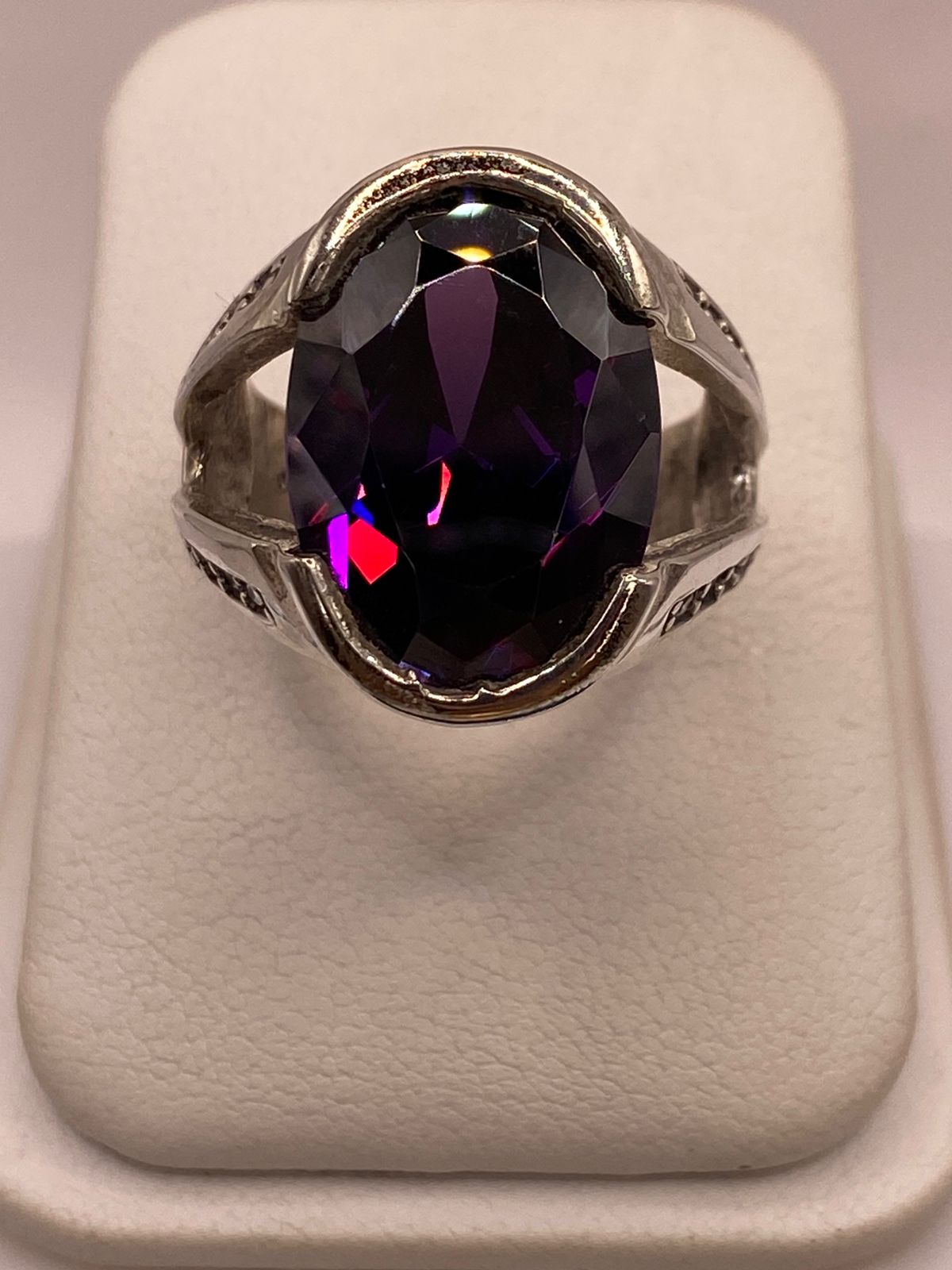 Anillo Elegante con Zirconia Morada Intensa en Plata Ley 925, vista de detalle
