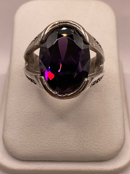Anillo Elegante con Zirconia Morada Intensa en Plata Ley 925, vista de detalle