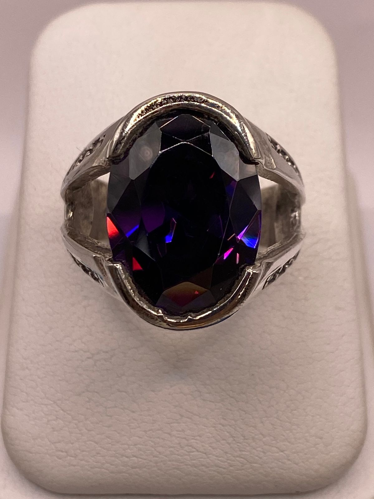 Anillo Elegante con Zirconia Morada Intensa en Plata Ley 925, vista frontal