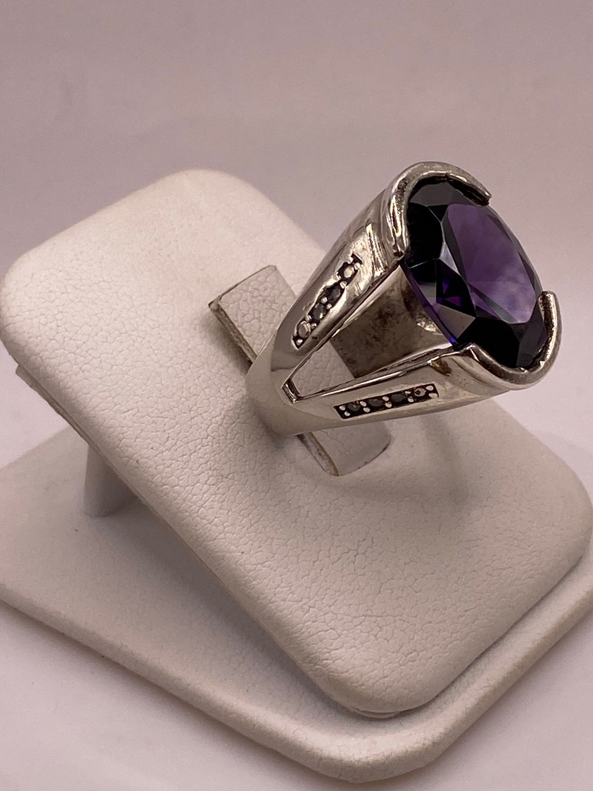 Anillo Elegante con Zirconia Morada Intensa en Plata Ley 925, vista lateral