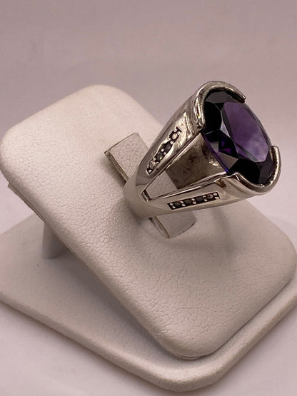 Anillo Elegante con Zirconia Morada Intensa en Plata Ley 925, vista lateral
