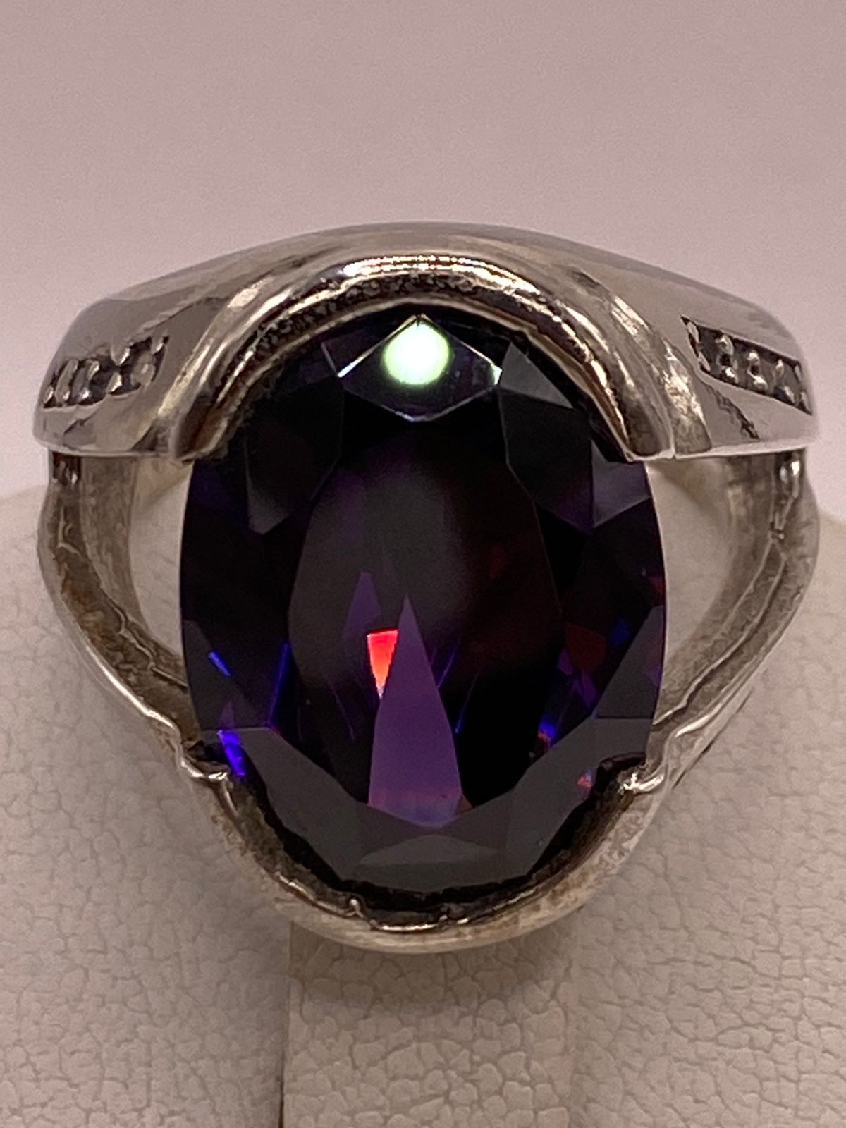 Anillo Elegante con Zirconia Morada Intensa en Plata Ley 925, sello de autenticidad Plata Ley .925