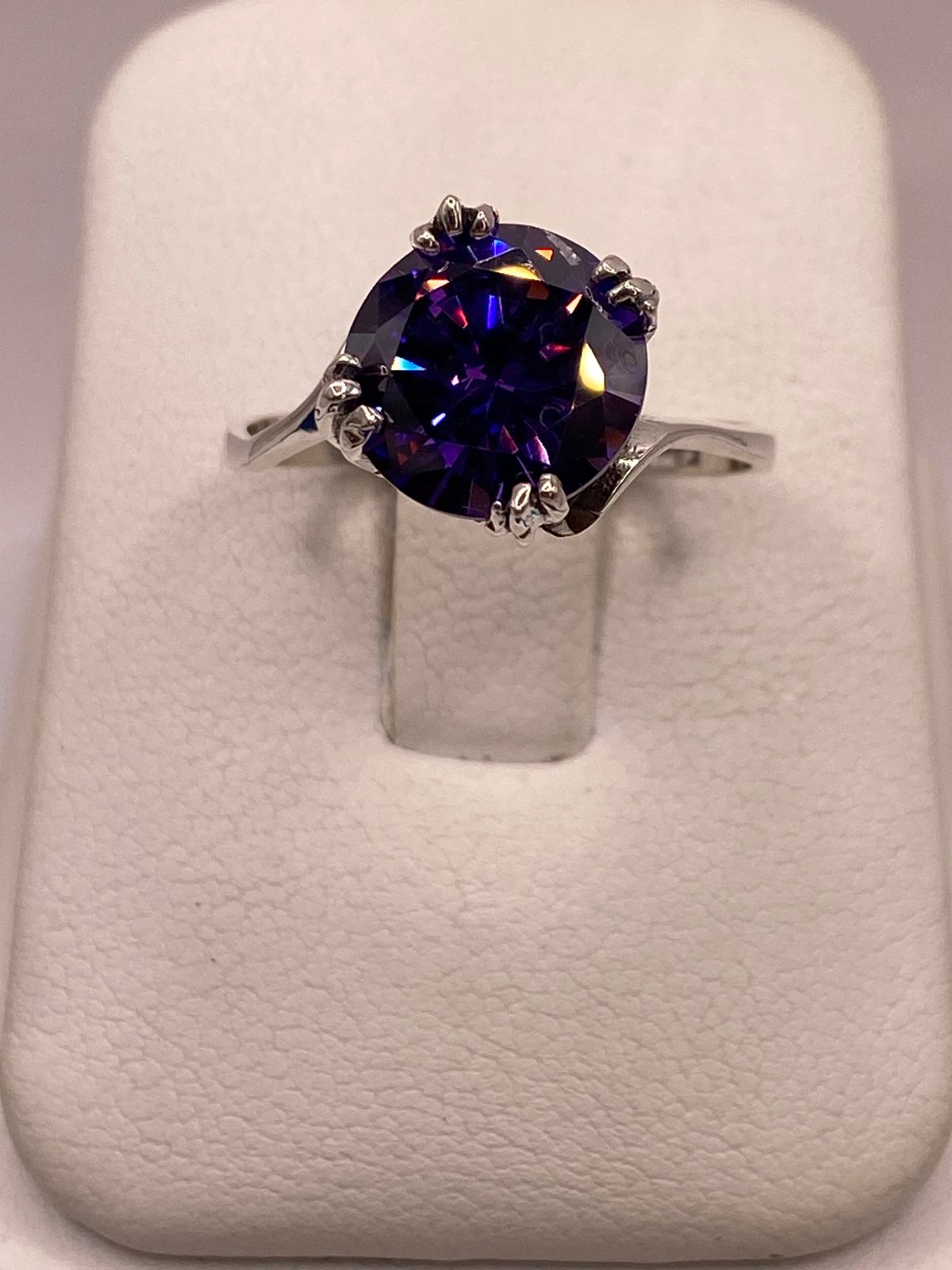 Anillo Elegante con Zirconia Morada Iridiscente en Plata Ley 925, vista frontal